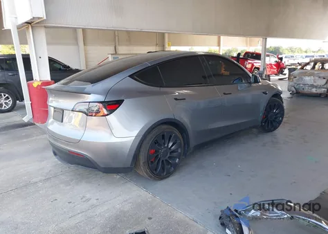 2024 Tesla Model Y Performance Dual Motor All-Wheel Drive z USA, uszkodzony, nr VIN 7SAYGDEF8RA326064